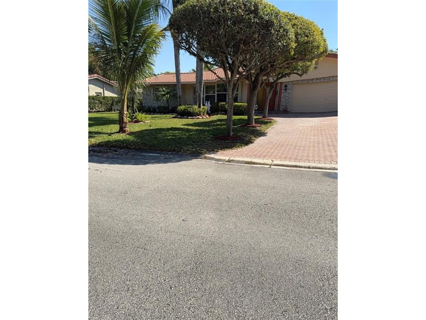 Beautiful home located in the desirable Coral Springs Lakes area - Beach Home for sale in Coral Springs, Florida on Beachhouse.com