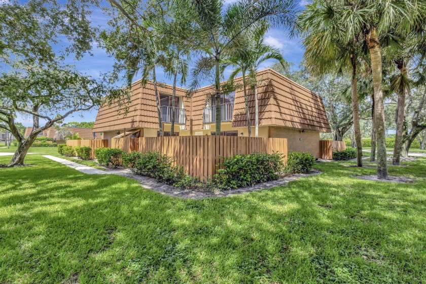 Check out this immaculate 2 bed 2.5 bath townhouse located in - Beach Townhome/Townhouse for sale in West Palm Beach, Florida on Beachhouse.com