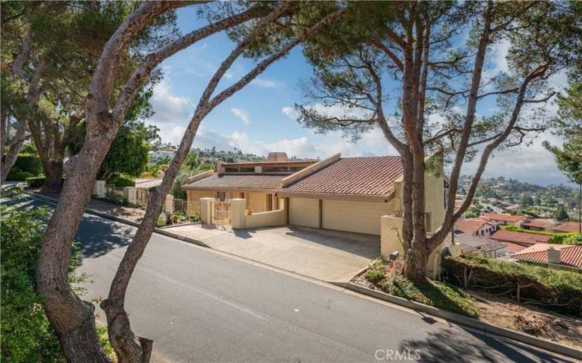 This stunning contemporary home offers breathtaking panoramic - Beach Home for sale in Palos Verdes Estates, California on Beachhouse.com