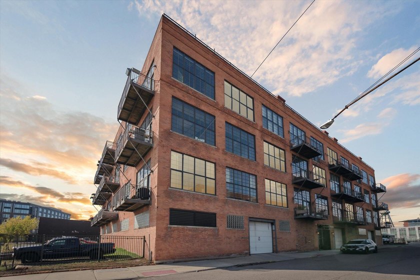 This stunning 1 bedroom, 1.5 bathroom condo in the Grinnell - Beach Condo for sale in Detroit, Michigan on Beachhouse.com