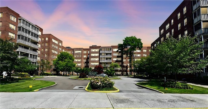 Beautifully maintained one bedroom co-op in the sought after - Beach Home for sale in Eastchester, New York on Beachhouse.com