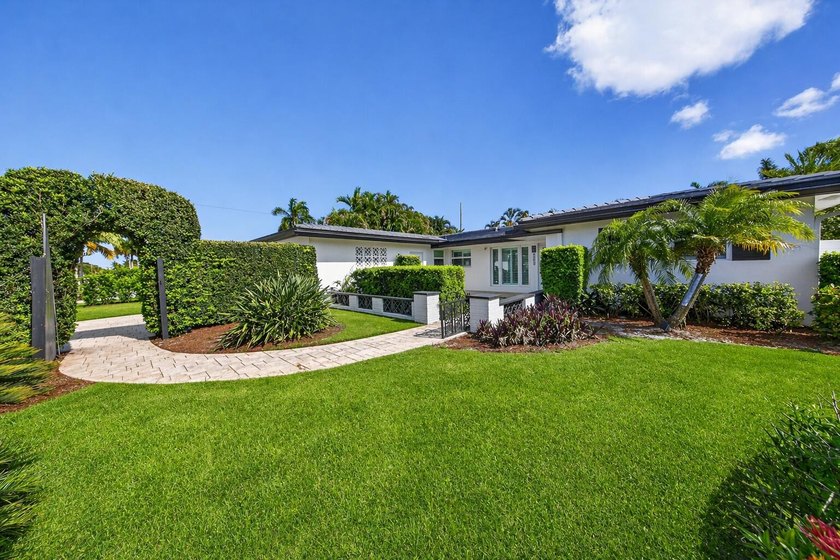 Beautifully renovated 3BD/2BA single-family home with 2-car - Beach Home for sale in Boca Raton, Florida on Beachhouse.com