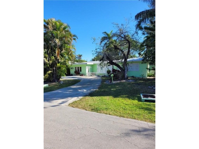 Discover a hidden gem in Lake Forest, one of Naples' best-kept - Beach Home for sale in Naples, Florida on Beachhouse.com