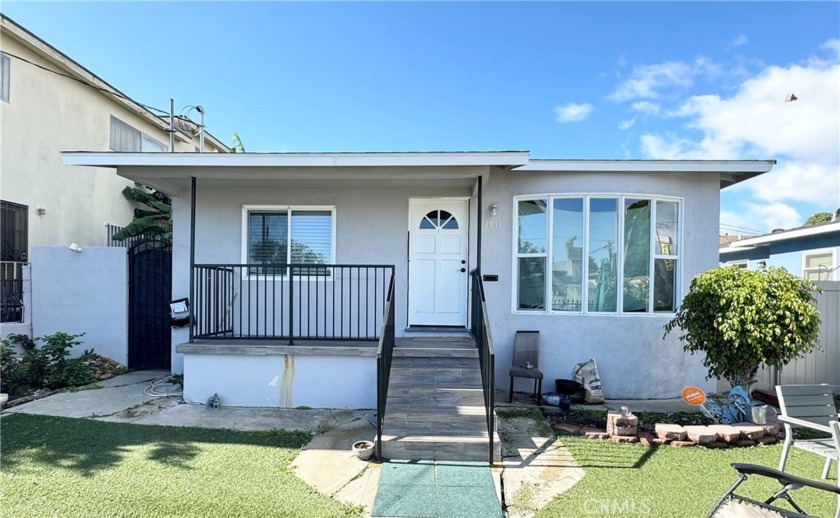 This triplex presents a lucrative income-generating opportunity - Beach Home for sale in San Pedro, California on Beachhouse.com