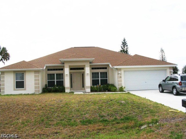 Located in Country Club area in Lehigh Acres, this spacious - Beach Home for sale in Lehigh Acres, Florida on Beachhouse.com