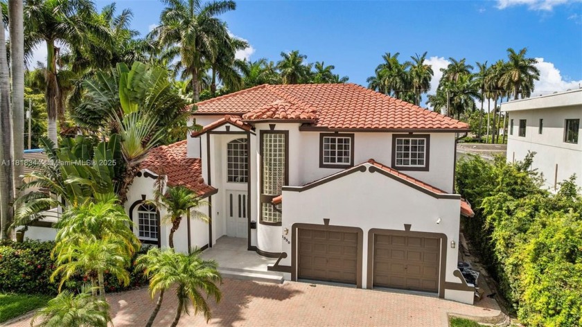 5 BED 4.5 BATH FULLY RENOVATED FLOOR TO CEILING. NEW ROOF, NEW - Beach Home for sale in Hollywood, Florida on Beachhouse.com