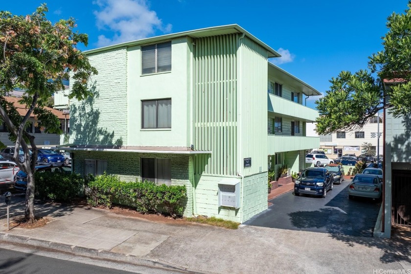 Rarely available condominium unit in the heart of Kaimuki! Close - Beach Condo for sale in Honolulu, Hawaii on Beachhouse.com