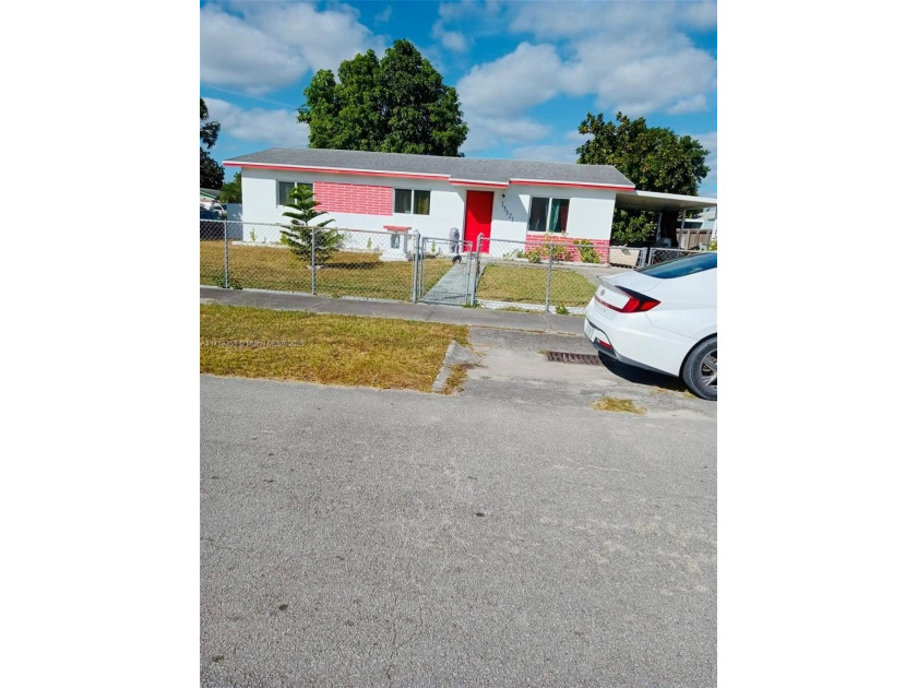 Spacious three bedrooms single family with loads of yard space - Beach Home for sale in Homestead, Florida on Beachhouse.com