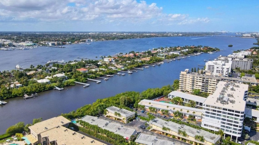 A beautiful 1 bedroom, 2 bath completely renovated condo with - Beach Townhome/Townhouse for sale in South Palm Beach, Florida on Beachhouse.com