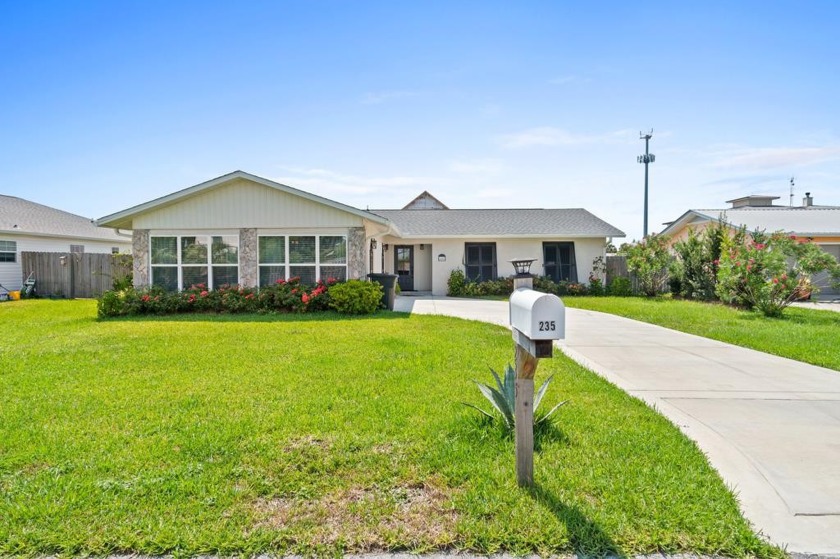 This charming 3-bedroom, 2-bathroom home in the heart of Mexico - Beach Home for sale in Mexico Beach, Florida on Beachhouse.com