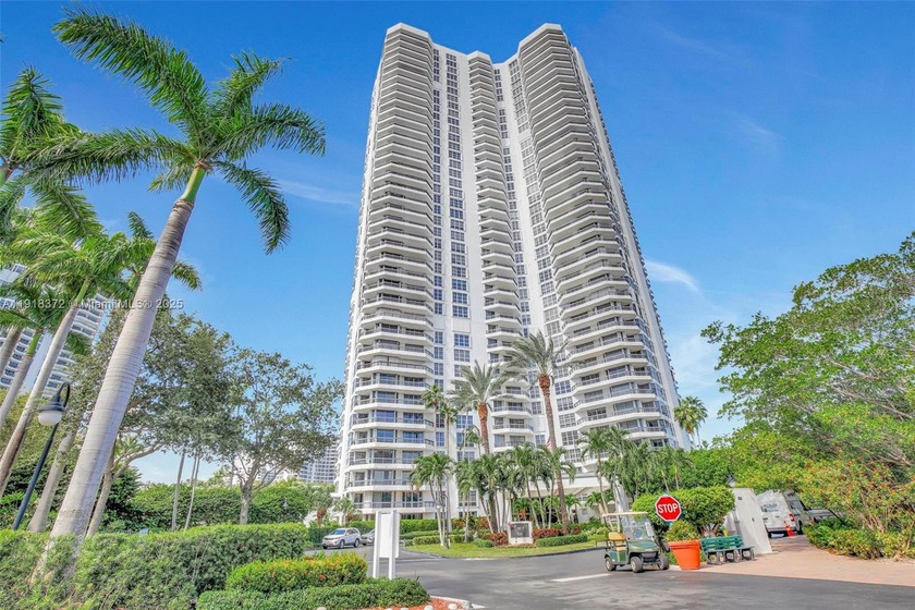 Excepcional opportunity in Mystic Pointe , Aventura city. Corner - Beach Condo for sale in Aventura, Florida on Beachhouse.com