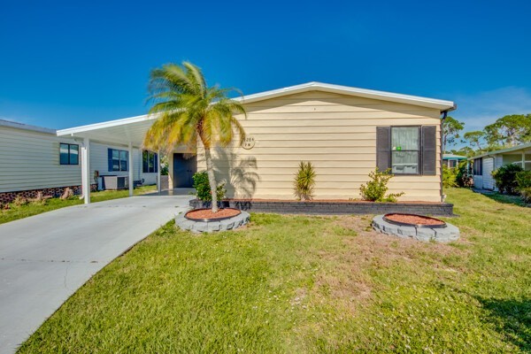 Great two bed two bath home in the gated golf community of Lake - Beach Home for sale in North Fort Myers, Florida on Beachhouse.com