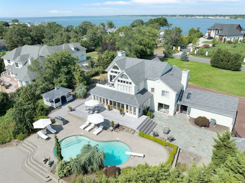 Bayberry Point waterfront, immaculate condition, 1 acre with 75' - Beach Home for sale in Islip, New York on Beachhouse.com