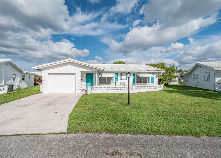 So much potential awaits with this lovely 2 bedroom, 2 bath, 1 - Beach Home for sale in Boynton Beach, Florida on Beachhouse.com