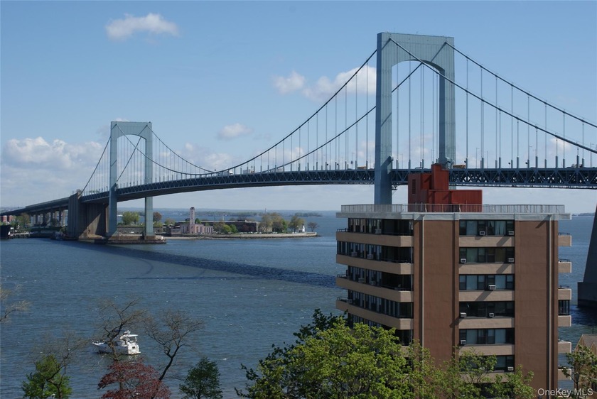 Waterfront Elegance with Panoramic Bridge Views. Experience the - Beach Home for sale in Beechhurst, New York on Beachhouse.com
