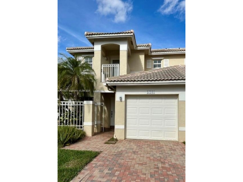 Townhome featuring a completely renovated kitchen, bathrooms - Beach Townhome/Townhouse for sale in Pembroke Pines, Florida on Beachhouse.com