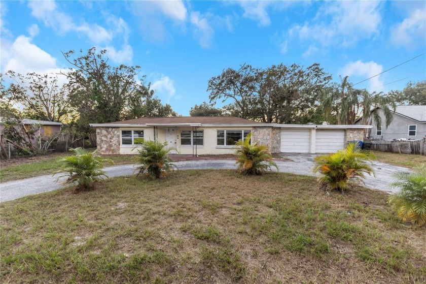 * * LOTS OF SPACE WITH THIS HOME/PREOPERTY * * NON Deed - Beach Home for sale in Largo, Florida on Beachhouse.com