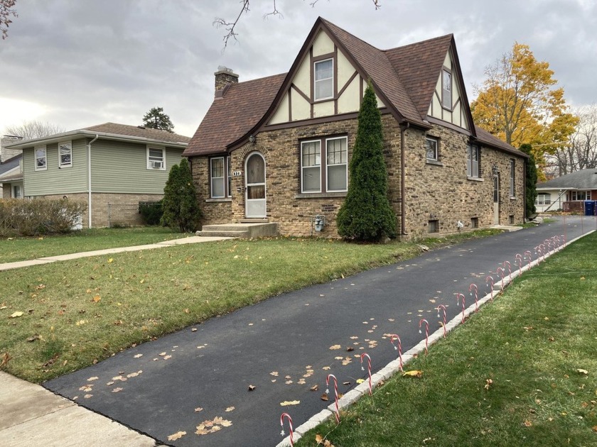 Welcome to this charming and well-maintained 3-bedroom - Beach Home for sale in Waukegan, Illinois on Beachhouse.com