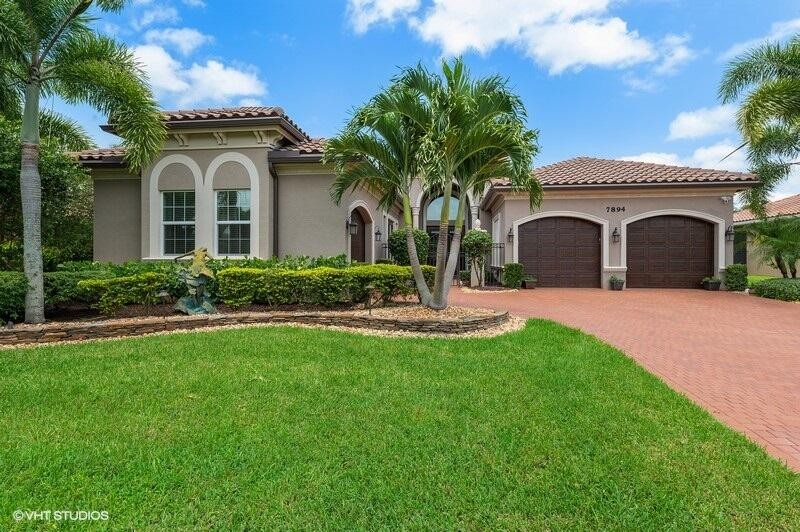 Smartly situated on over 1/2 acre, this tastefully appointed - Beach Home for sale in Palm Beach Gardens, Florida on Beachhouse.com