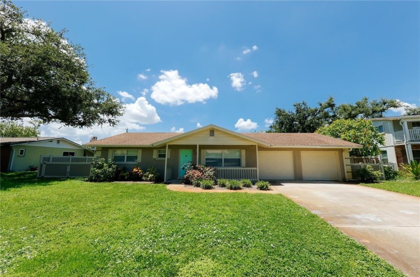 Live the Florida lifestyle you've been dreaming of in this - Beach Home for sale in Bradenton, Florida on Beachhouse.com