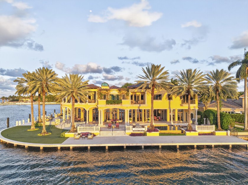 Exceptional Waterfront Point Lot! Main house extensively - Beach Home for sale in Fort Lauderdale, Florida on Beachhouse.com