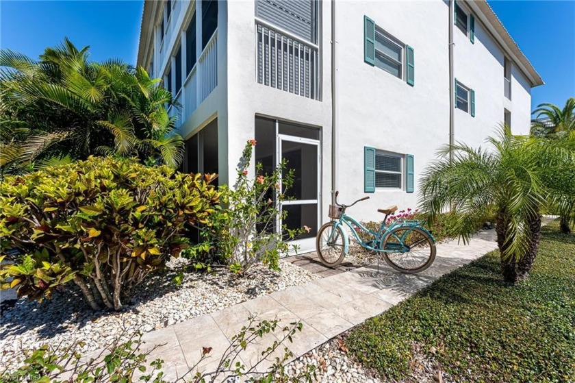 LOCATION LOCATION in the Moorings! Highly coveted 1st floor, end - Beach Home for sale in Naples, Florida on Beachhouse.com