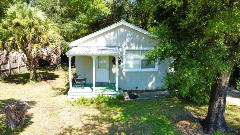 Check out this adorable 1950's Florida cottage. Home features - Beach Home for sale in Apalachicola, Florida on Beachhouse.com