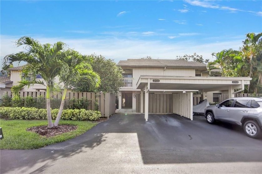 Terrific 4/2.5 bath Fee simple townhouse in Deer Creek Country - Beach Townhome/Townhouse for sale in Deerfield Beach, Florida on Beachhouse.com