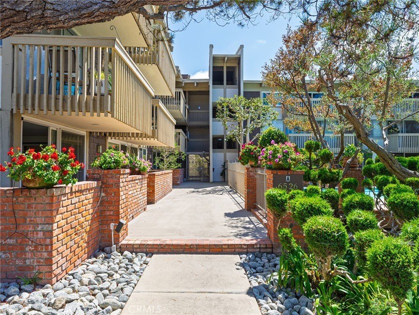 A perfectly located quiet end unit home with two large patios - Beach Condo for sale in Rancho Palos Verdes, California on Beachhouse.com