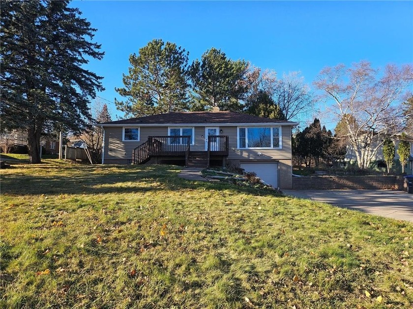 Wonderful Ranch/Rambler home located in the Chester Park area! - Beach Home for sale in Duluth, Minnesota on Beachhouse.com