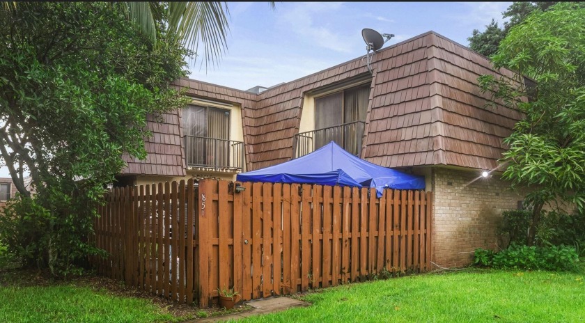 This well-maintained 2-bedroom, 2.5-bath townhome, new roof 2023 - Beach Townhome/Townhouse for sale in Palm Springs, Florida on Beachhouse.com