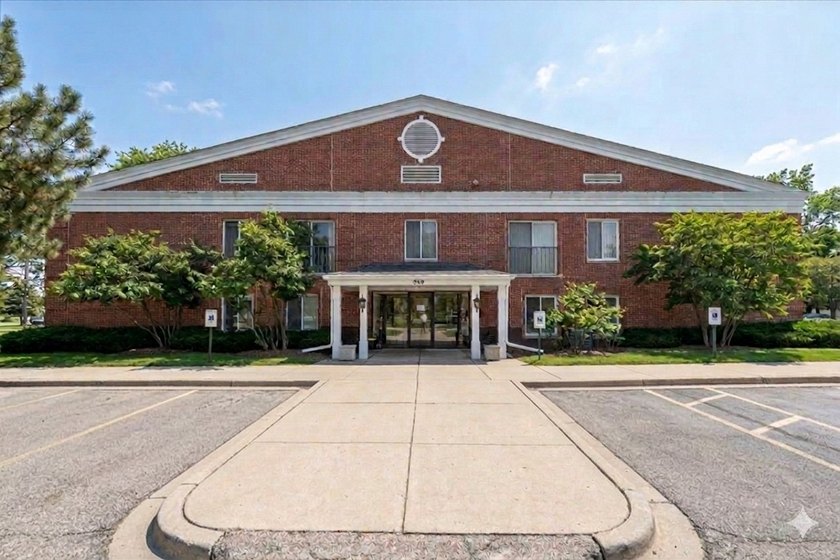 Welcome to this lovely first-floor one bedroom, one bath home in - Beach Condo for sale in Wilmette, Illinois on Beachhouse.com