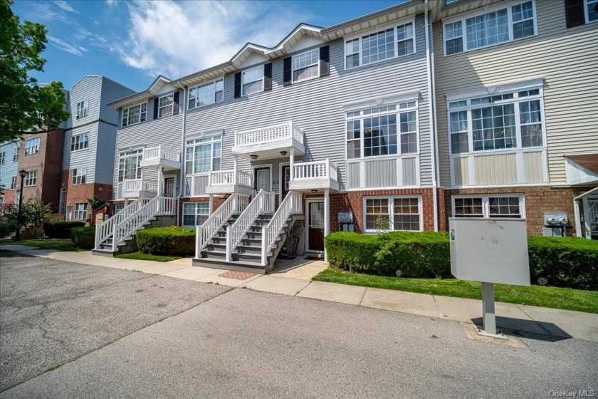 Welcome to this stunning condominium, a true commuter's special! - Beach Townhome/Townhouse for sale in Bronx, New York on Beachhouse.com