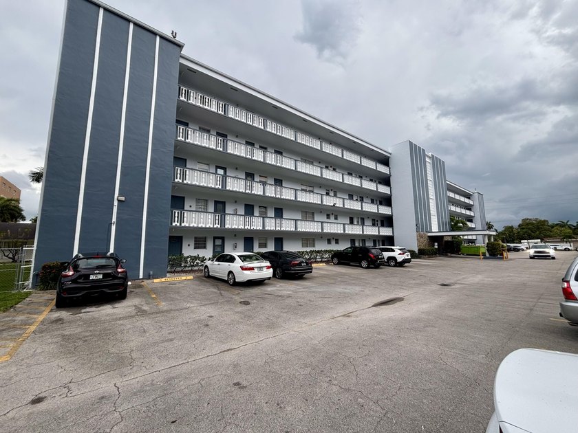 Welcome to a bright, retro old school, and inviting home in the - Beach Condo for sale in Hallandale Beach, Florida on Beachhouse.com