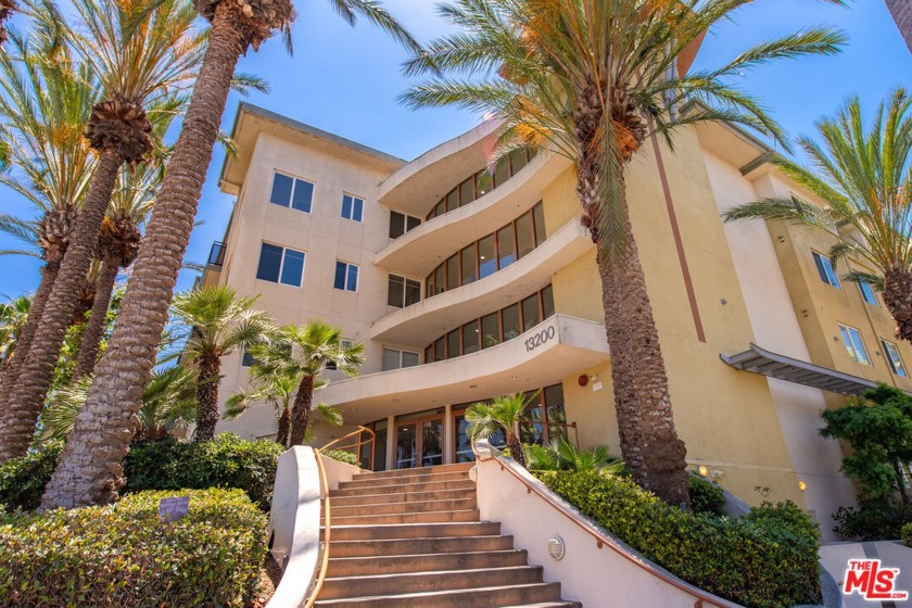 Experience the quintessential California lifestyle in this - Beach Condo for sale in Playa Vista, California on Beachhouse.com