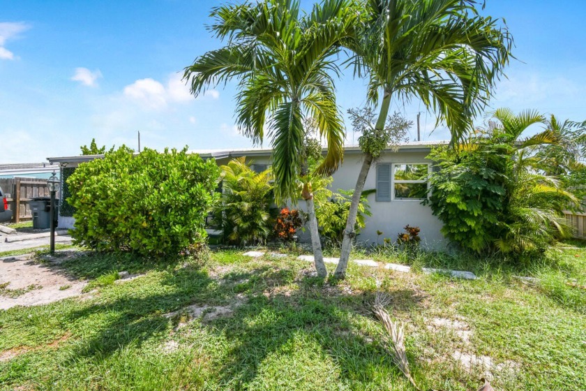 Enjoy comfortable living in this cozy home featuring a stylish - Beach Home for sale in Palm Beach Gardens, Florida on Beachhouse.com