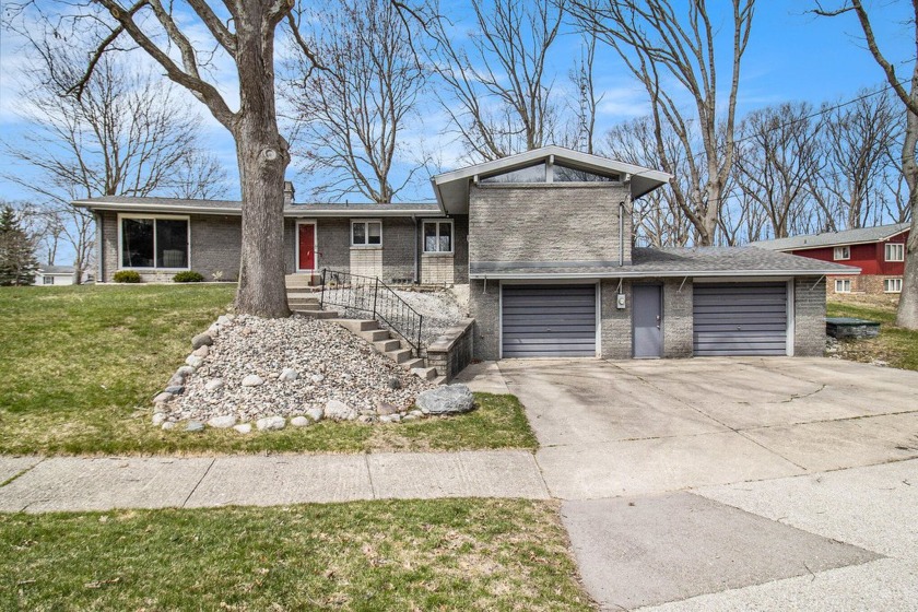 Welcome to this well-maintained home with approx 1940 sqft of - Beach Home for sale in Ludington, Michigan on Beachhouse.com