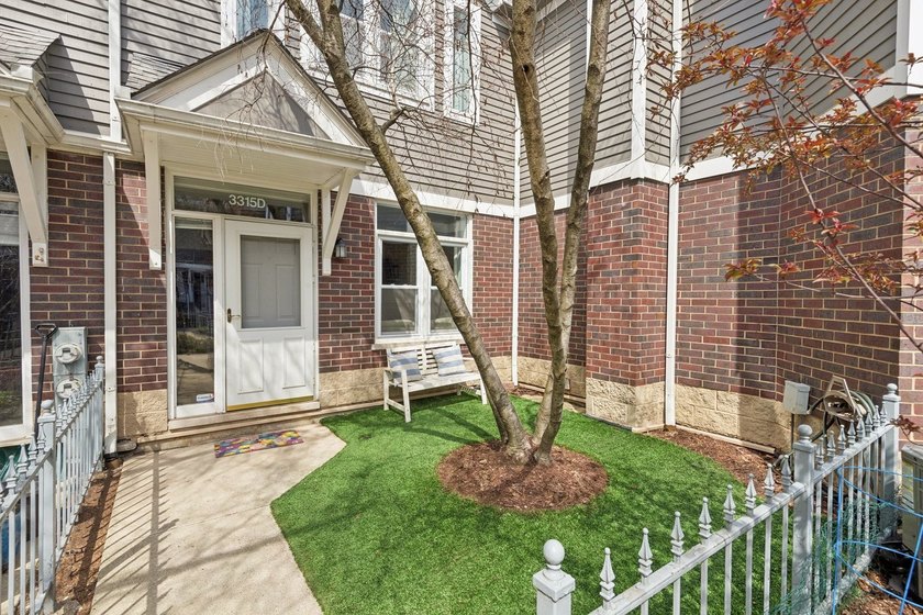 Located in the coveted Hawthorne Court, this 3bed, 2.5bath home - Beach Townhome/Townhouse for sale in Chicago, Illinois on Beachhouse.com