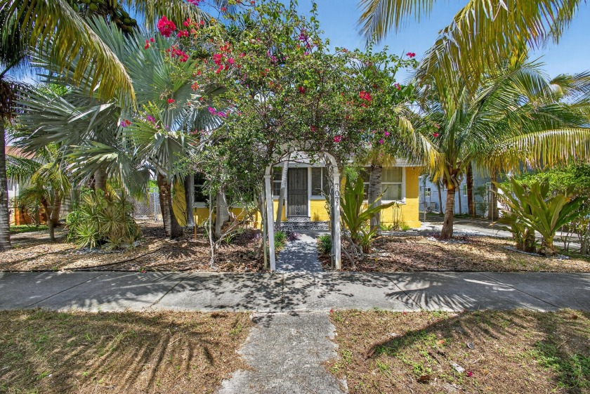 This charming home is a 3bed/3bath with numerous updates - Beach Home for sale in West Palm Beach, Florida on Beachhouse.com