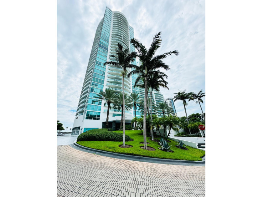 Enjoy beautiful views of Miami and Brickell from this 2-bed / - Beach Condo for sale in Miami, Florida on Beachhouse.com