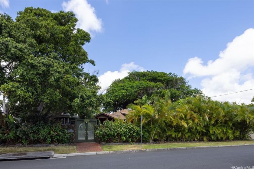 Main home features 3 bedrooms, two bathrooms, open floor plan - Beach Home for sale in Honolulu, Hawaii on Beachhouse.com