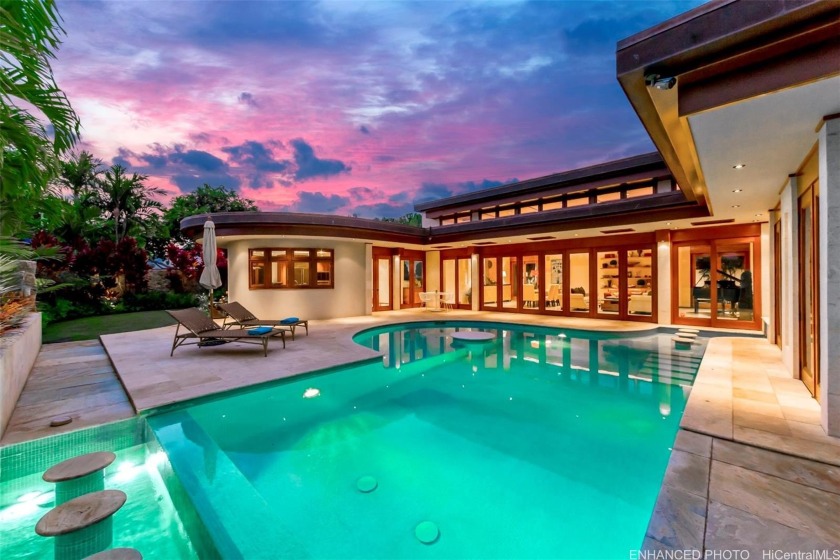 Classical-contemporary single-level architecture harmonizes with - Beach Home for sale in Honolulu, Hawaii on Beachhouse.com