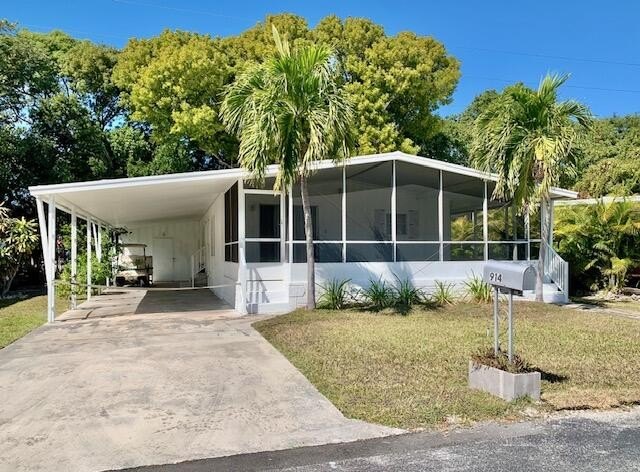 SUPER BRIGHT AND SPACIOUS!! THIS 2/2 HOME IS LOCATED IN SILVER - Beach Home for sale in Key Largo, Florida on Beachhouse.com
