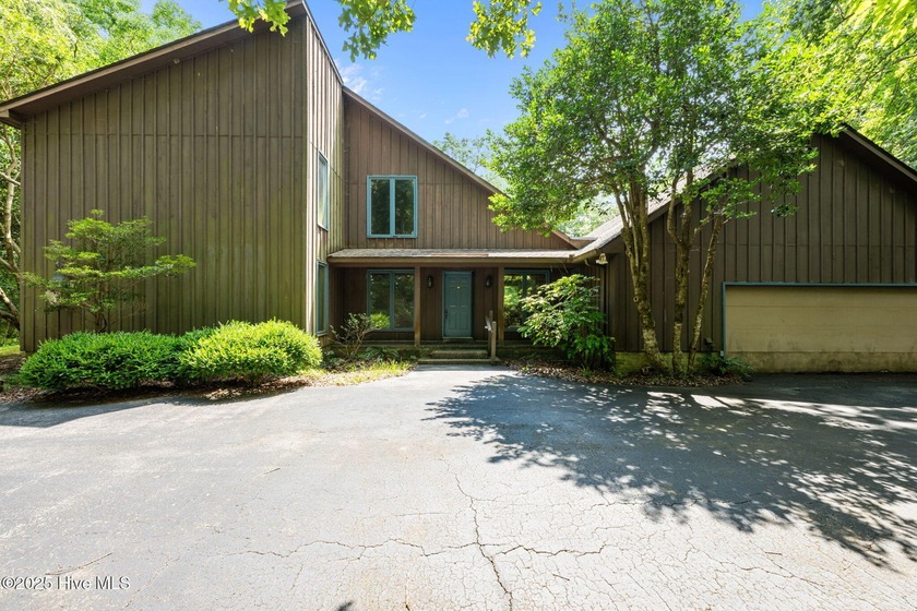 Extraordinary & Rare. Welcome to 449 Gatewood Drive, a - Beach Home for sale in New Bern, North Carolina on Beachhouse.com