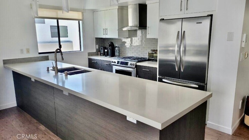 This contemporary townhome at 121 E. Walnut showcases modern - Beach Townhome/Townhouse for sale in El Segundo, California on Beachhouse.com