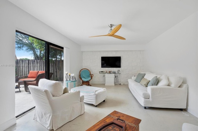 Bright & Sunny, 2 bed, 2.5 bath townhome with a private fenced - Beach Townhome/Townhouse for sale in West Palm Beach, Florida on Beachhouse.com