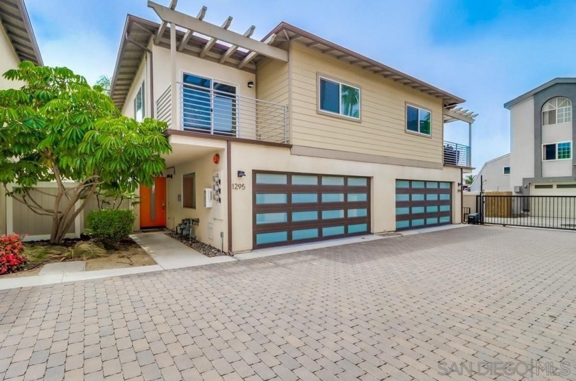 Gorgeous modern 2-level twin home in Imperial Beach. This - Beach Home for sale in Imperial Beach, California on Beachhouse.com