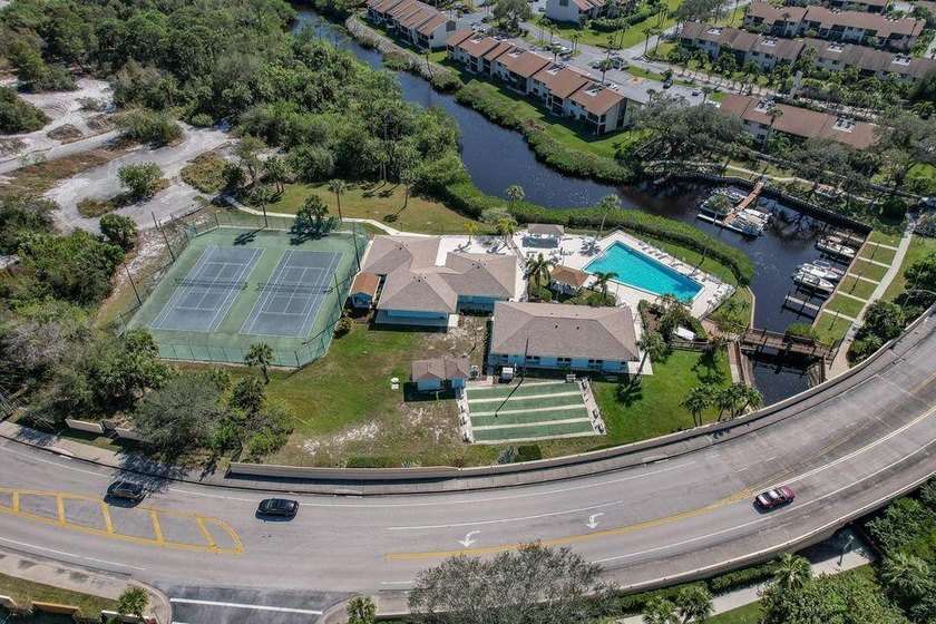 2nd floor 2/2 Updated corner unit with recent upgrades. 2nd bath - Beach Condo for sale in Jensen Beach, Florida on Beachhouse.com