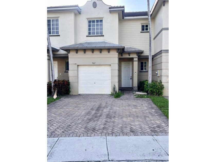 Spacious 2 bedroom 2.5 bathrooms with loft that can be used as a - Beach Townhome/Townhouse for sale in Riviera Beach, Florida on Beachhouse.com