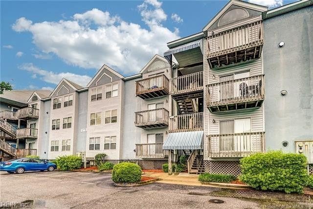 Welcome home to this charming 2 bedroom, 2 bath one-level condo - Beach Condo for sale in Hampton, Virginia on Beachhouse.com